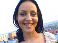 Girl strippt auf der Terrasse