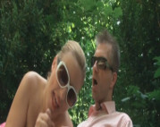 Blondine fickt reifen Kerl auf der Parkbank