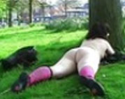 Reife mollige Schlampe masturbiert im Park