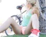 Blondine fickt sich mit ihrem Fahrradsattel