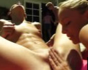 Pornostars feiern eine Sex Orgie im Freien
