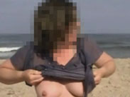 Dicke nackte Frau am Strand